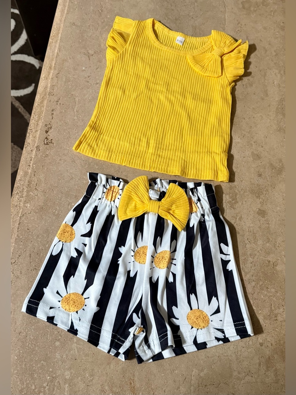Baby Girl Daisy Striped Shorts and Yellow Top Size (9-12M)